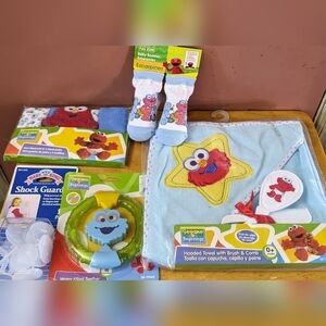 New Sesame Street bathing towel with brush washcloths mini mitt booties, T7MIS